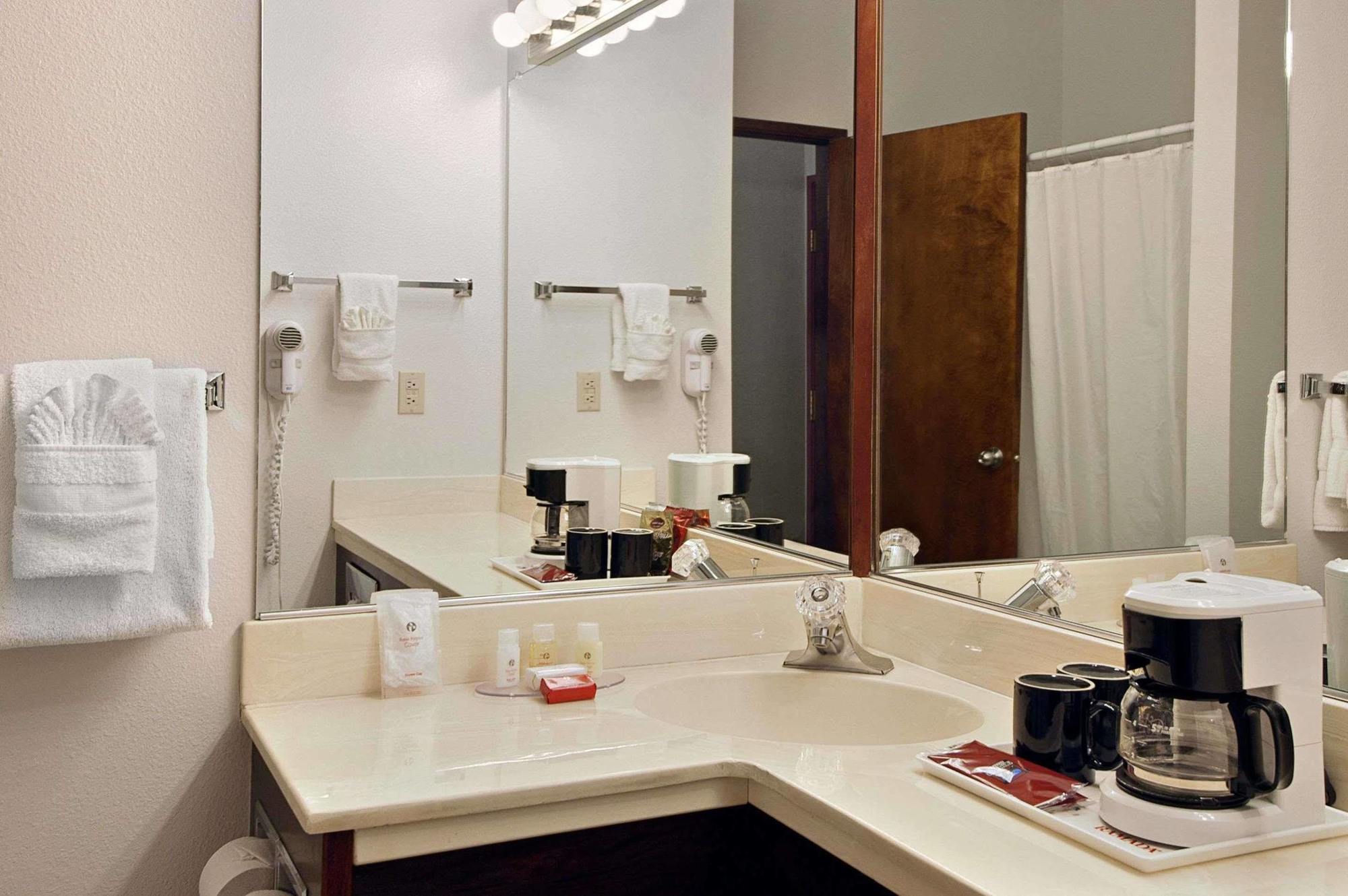 Hotel Ramada By Wyndham Airport 3*