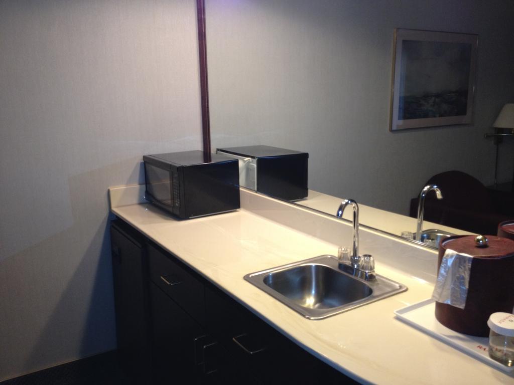 Hotel Ramada By Wyndham Airport 3*